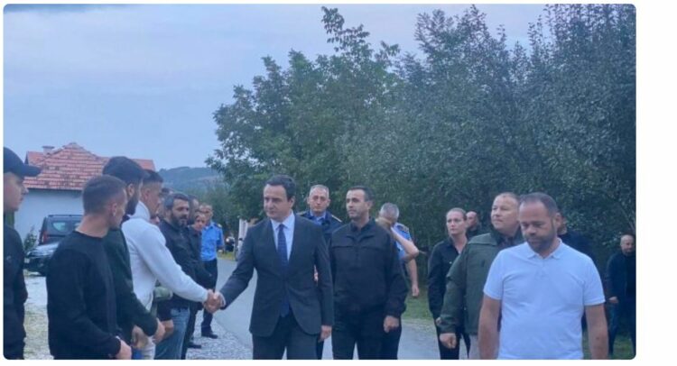 Kurti viziton familjen e policit të vrarë në veri
