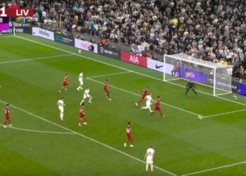 Liverpool humb përballë Tottenham me 2 lojtarë më pak
