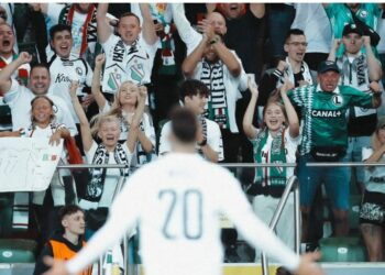 30 mijë polakë thërrasin në kor emrin e Ernest Muçit (VIDEO)