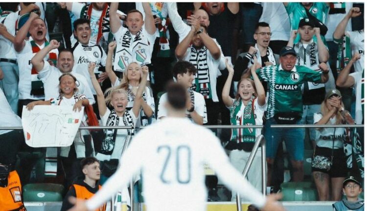 30 mijë polakë thërrasin në kor emrin e Ernest Muçit (VIDEO)