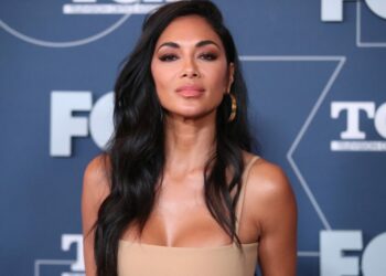 Nicole Scherzinger mbulohet me gjak dhe shpërthen në lot mbi skenë