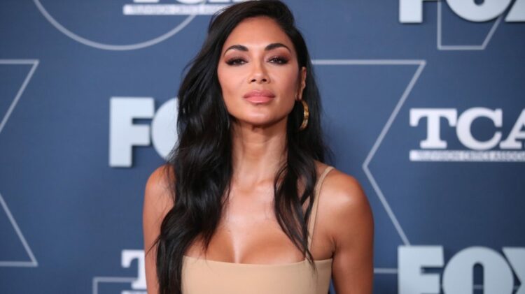 Nicole Scherzinger mbulohet me gjak dhe shpërthen në lot mbi skenë