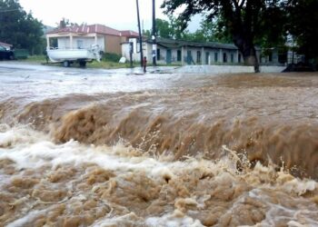 Përmbytjet, qytetarët këshillohen të mos dalin në rrugë