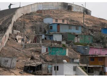 Shkatërrohet ‘muri i turpit’ në Peru