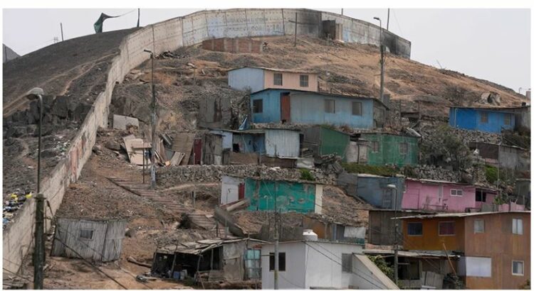 Shkatërrohet ‘muri i turpit’ në Peru