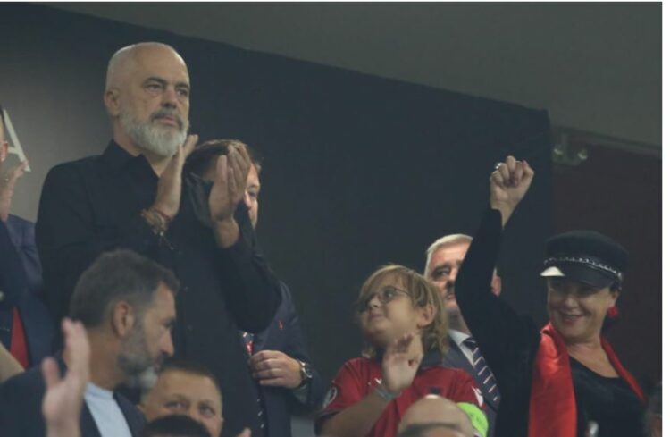 Rama me familjen në mbështetje të Kombëtares në “Air Albania”