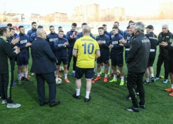 Haradinaj viziton ekipin e Kosovës në prag të sfidës me Zvicrën