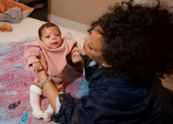 Pse djali i Rihanna-s u vesh me rozë në fotot e tij të para?