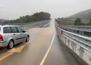 Gurë dhe përmbytje në “Rrugën e Arbrit”, vështirësohet qarkullimi
