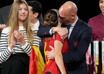 Pas kritikave për puthjen me futbollisten, dorëhiqet Rubiales