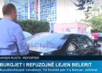 Incidenti/ Makina godet gazetarin shqiptar teksa ishte “live” (VIDEO)