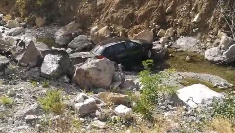 Fluturon nga rruga e Arbrit, “Audi” përfundon në përrua