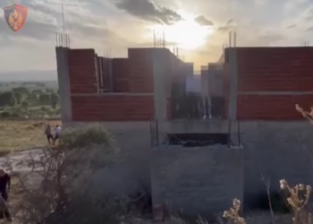 Mbajtën peng 23 emigrantë në këmbim të 10 mijë eurove, arrestohen (VIDEO+Emrat)