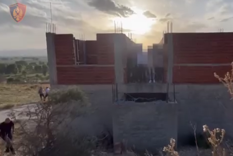 Mbajtën peng 23 emigrantë në këmbim të 10 mijë eurove, arrestohen (VIDEO+Emrat)