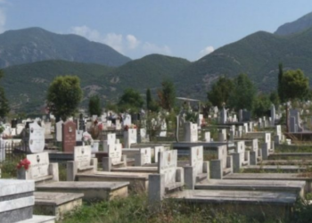 Thyente fotografitë e varrit, familja vendos kamer të fshehtë…