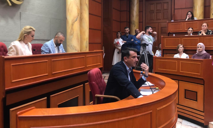 “Erion, herën tjetër voton nga qelia”, debatet në Këshillin Bashkiak