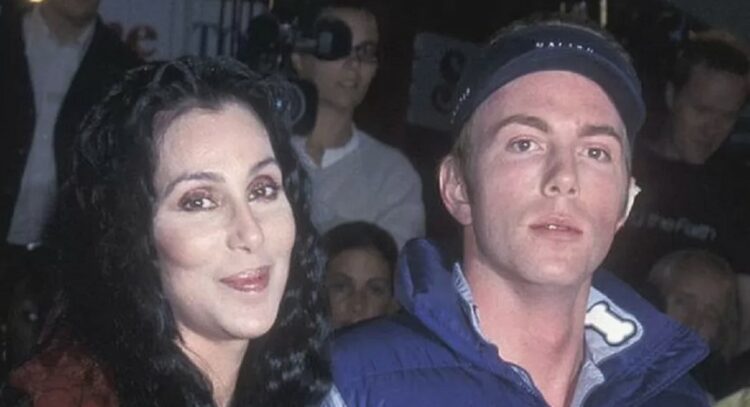 Cher akuzohet se ka paguar disa persona për të rrëmbyer djalin e saj