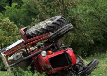 Përmbyset me gjithë traktor, 77-vjeçari përfundon në spital