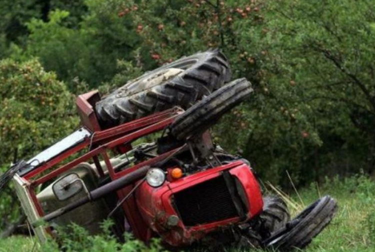 Përmbyset me gjithë traktor, 77-vjeçari përfundon në spital