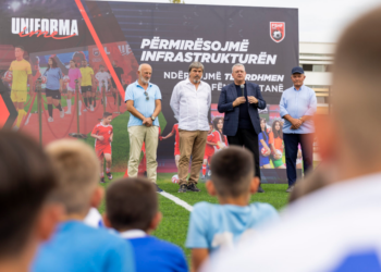 Nuk ndalen investimet e FSHF, Duka inaguron fushën e re në Kamëz