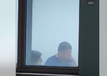 Denoncimi, mjeku pi cigare në dhomë me pacientin e intubuar (VIDEO)