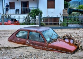 Stuhia “apokaliptike” godet Greqinë, rrëzohet një helikotper
