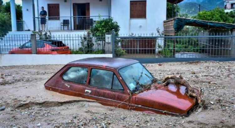 Stuhia “apokaliptike” godet Greqinë, rrëzohet një helikotper