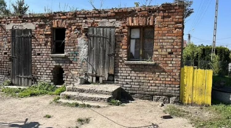 Brenda “shtëpisë së tmerrit” ku u gjetën tri foshnjat e vdekura