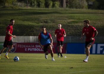 Kombëtarja rikthehet në Tiranë, nis “Misioni Anti-Poloni”