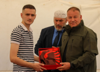 Medalje heroit Afrim Bunjaku, medalja mbështillet me flamur kombëtar