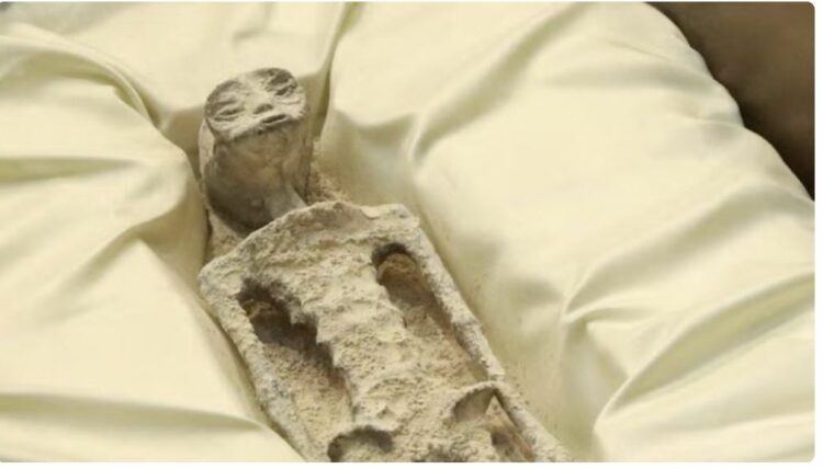 Eksperti i UFO-ve shfaq “kufomat e alienëve” para Kongresit amerikan