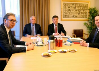 Vuçiç pret presion për dialogun me Kosovën, paralajmëron zgjedhje në Serbi