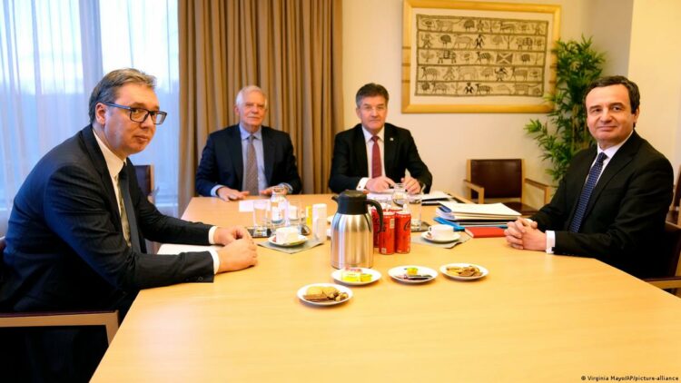 Vuçiç pret presion për dialogun me Kosovën, paralajmëron zgjedhje në Serbi