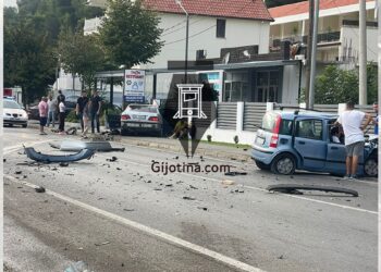 Aksident i frikshëm, makinat përplasen kokë më kokë, 4 të plagosur (VIDEO)