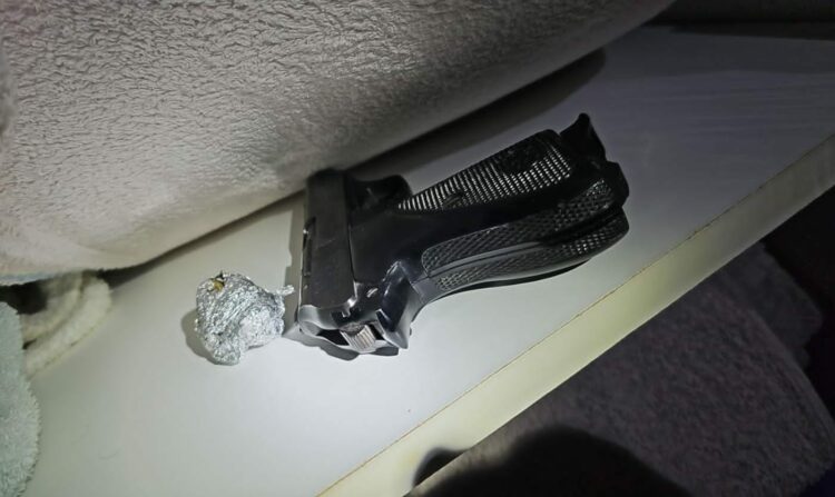 Plagosi policin me dy plumba, arrestohet 42-vjeçari