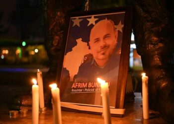 Basha nderon policin e vrarë në Kosovë: Çdo shqiptar është sot në zi