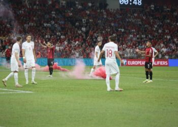 Hodhën flakadanë në Air Albania, arrestohen dy persona