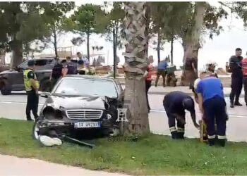 Makina përplaset me pemën te ‘Uji i Ftohtë’ në Vlorë