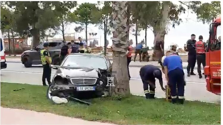 Makina përplaset me pemën te ‘Uji i Ftohtë’ në Vlorë