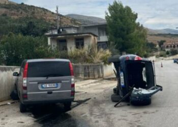 Aksident/ ‘Benzi’ përplaset me furgonin, plagosen dy persona