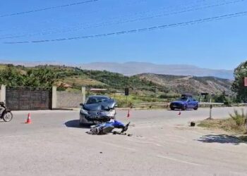 Makina përplaset me motorin në aksin Korçë-Pogradec, një i plagosur