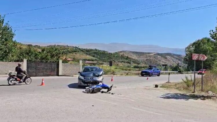 Makina përplaset me motorin në aksin Korçë-Pogradec, një i plagosur
