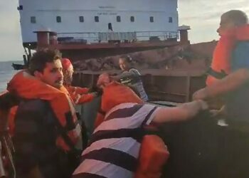 Shpërthen anija pasi godet një minë në Detin e Zi