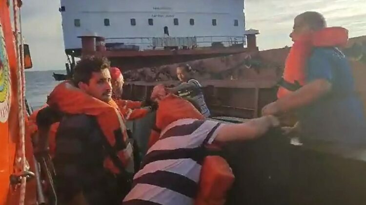 Shpërthen anija pasi godet një minë në Detin e Zi