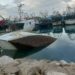U fundos në Portin e Durrësit, nxirret nga uji anija e peshkimit