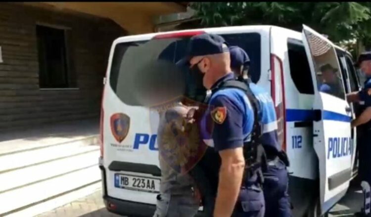 Shiste kanabis pranë gjimnazit, arrestohet 20-vjeçari