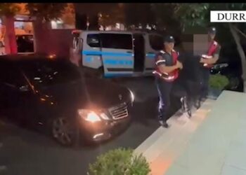 I vodhën 7.4 mln lekë mall një personi, arrestohen 2 të rinjtë