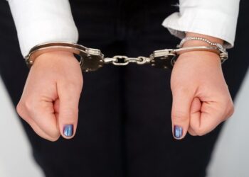 Një femër sulmon dy policë dhe i bën për spital