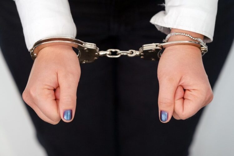 Një femër sulmon dy policë dhe i bën për spital