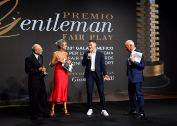 Kristjan Asllani nderohet me çmim dhe rinovon dashurinë për Interin